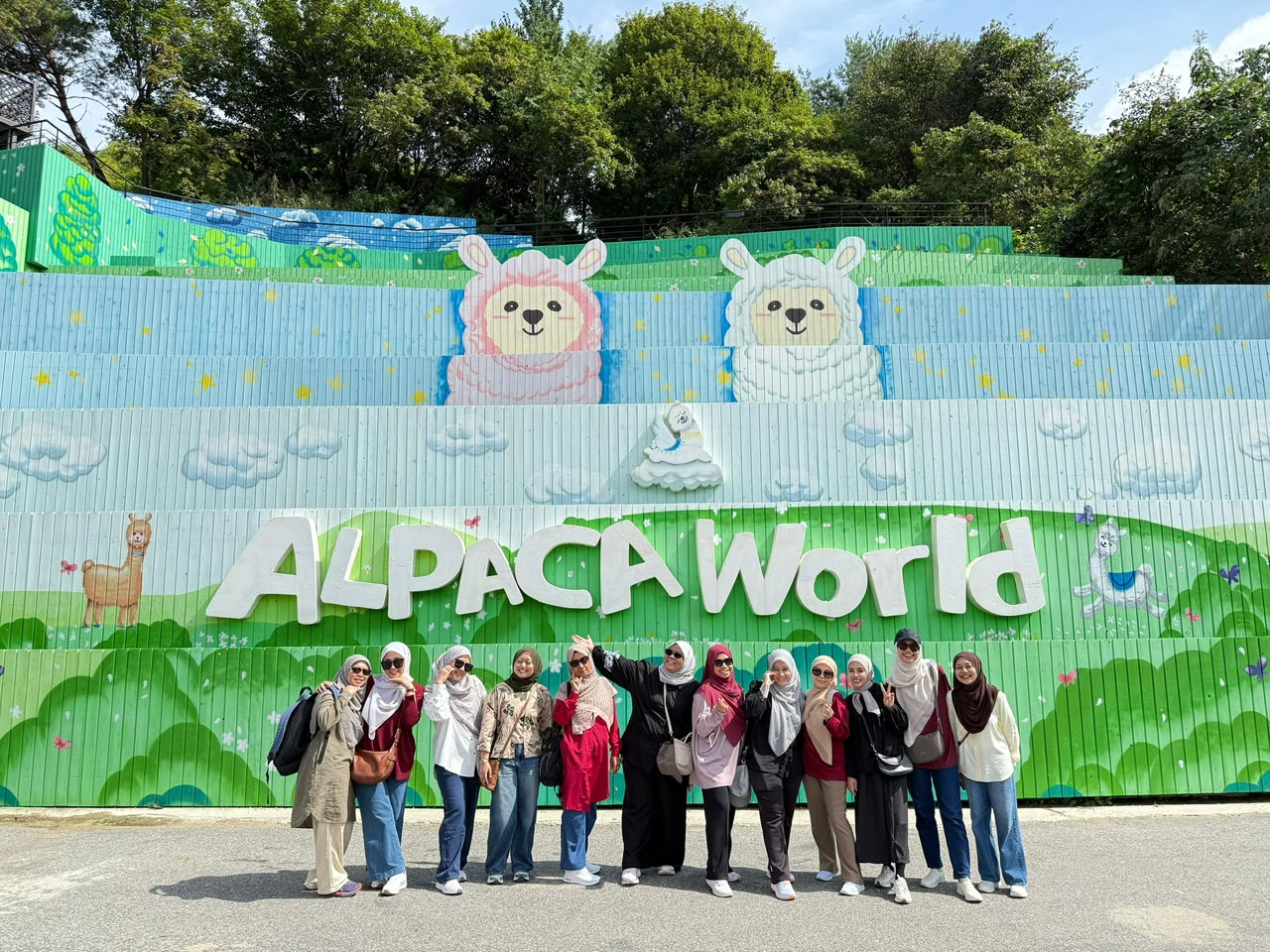 Kumpulan pelancong di hadapan Alpaca World Korea